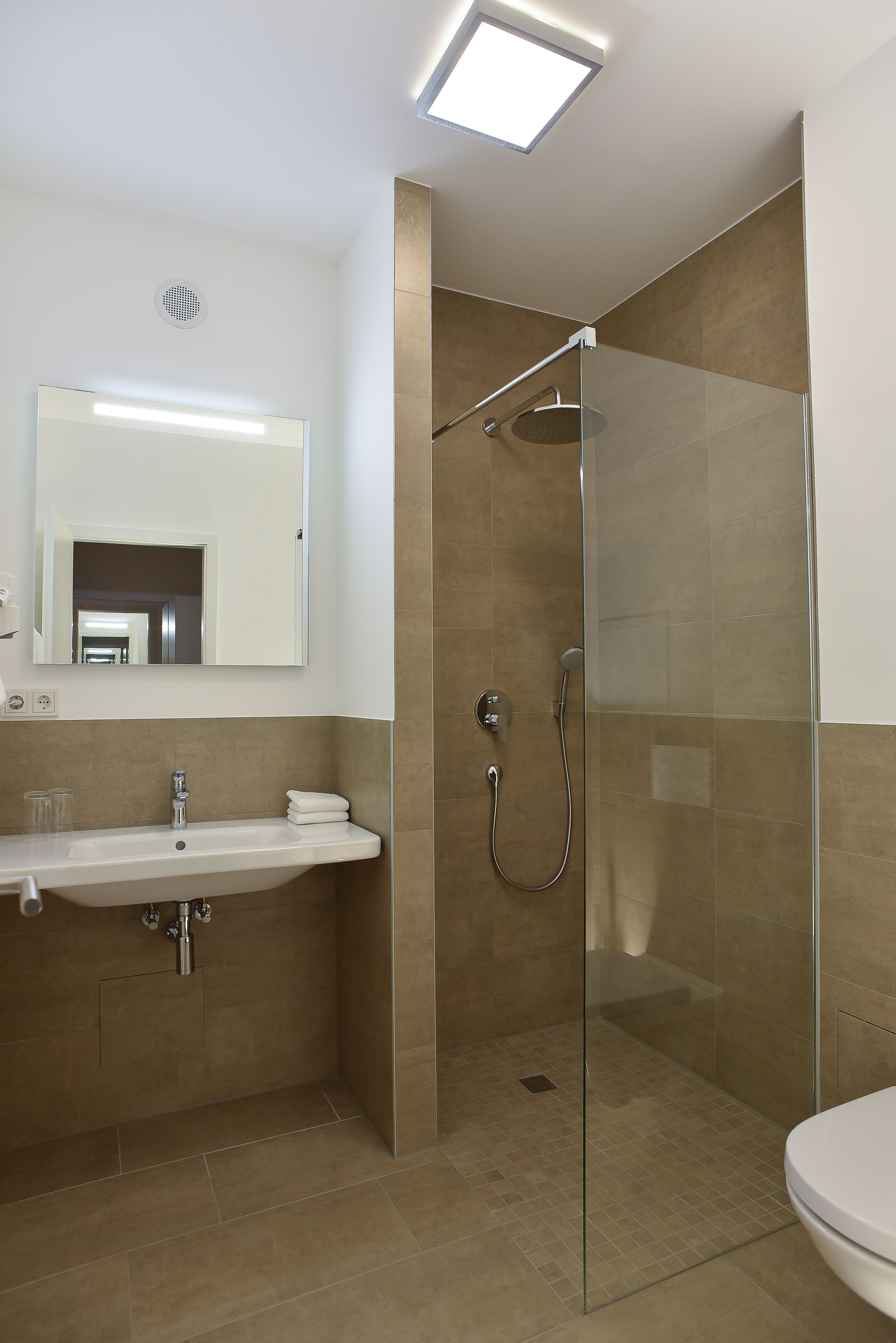 standard double room | bathroom | shower, rainfall showerhead, free toiletries, hair dryer