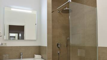 Standard Double Room | Bathroom | Shower, rainfall showerhead, free toiletries, hair dryer