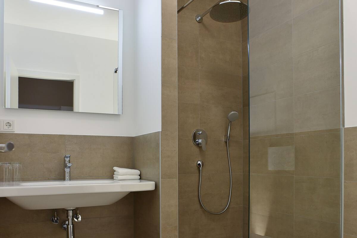 comfort double room | bathroom | shower, rainfall showerhead, free toiletries, hair dryer
