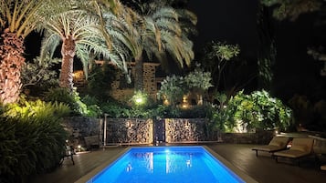 Outdoor pool, pool umbrellas, sun loungers