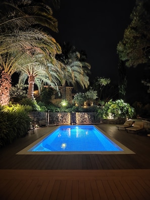 Outdoor pool, pool umbrellas, sun loungers - Casa Rural El Borbullón (Teror)