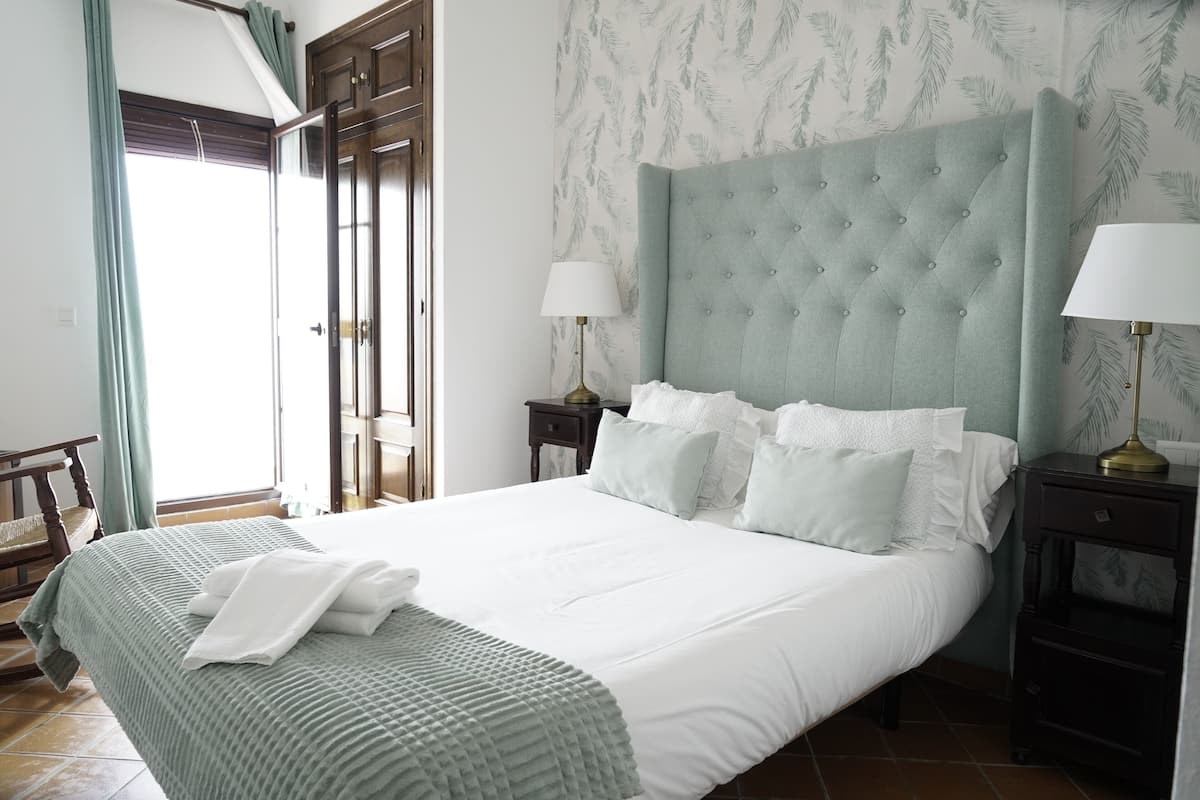 Decoración personalizada, muebles diferentes y cortinas blackout
