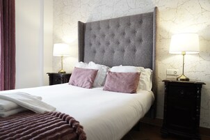 Decoración personalizada, muebles diferentes y cortinas blackout 