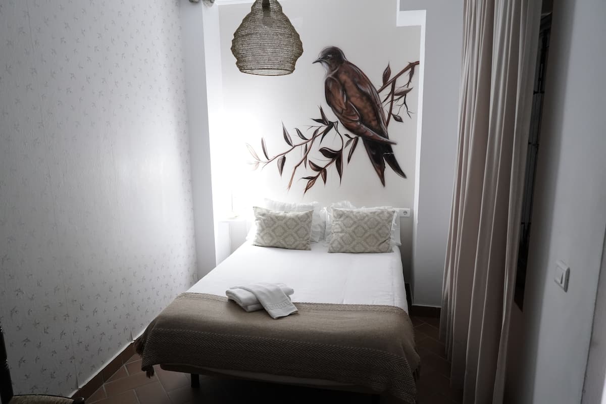 Decoración personalizada, muebles diferentes y cortinas blackout