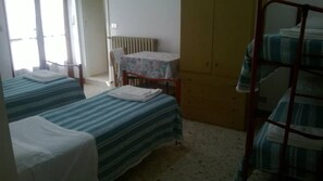 Vierbettzimmer, Bergblick | Kostenlose Babybetten, Zustellbetten, kostenloses WLAN