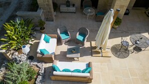 Tägliches kontinentales Frühstück (15 EUR pro Person)