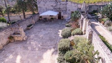 Studio, balcon | Vue sur la cour