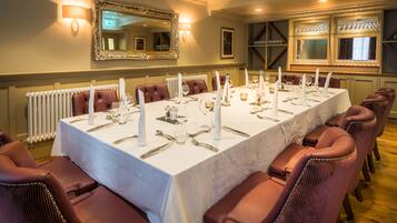 2 restaurants servant le petit déjeuner, spécialités Cuisine locale