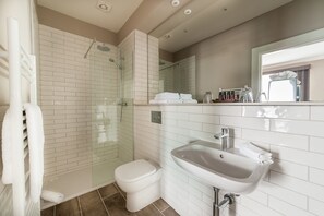 Shower, designer toiletries, hair dryer, bathrobes - Bishop's Gate Hotel (Londonderry)