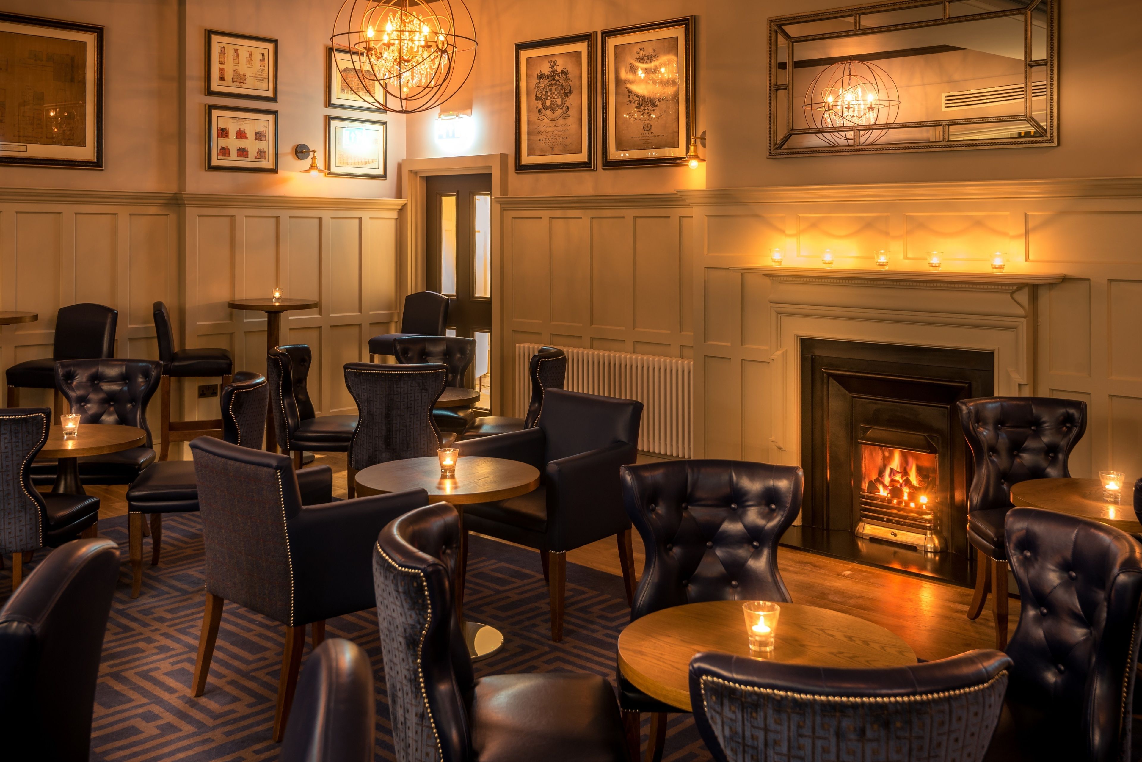 2 bars/lounges, Champagne bar