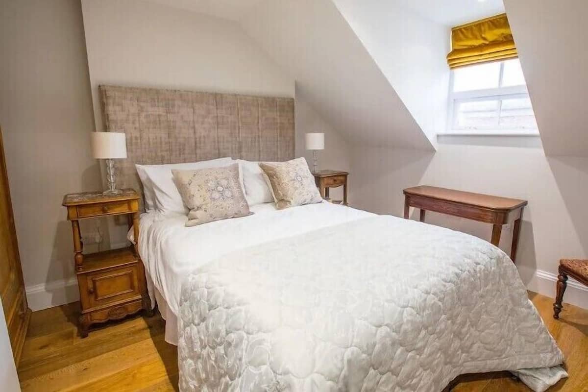 One Bedroom Luxury Apartment - Spires - (Adjacent to hotel less than 15metres)
