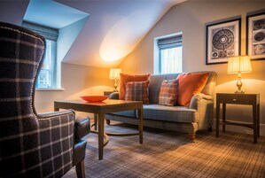 Junior Suite | Ruang tamu | 45 inci sebuah televisyen pintar dengan kabel 