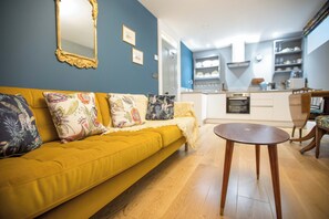 One Bedroom Luxury Apartment - Hannigans (Adjacent to hotel less than 15 metres) | Oppholdsområde | En 45-tommers smart-TV med kabel-kanaler