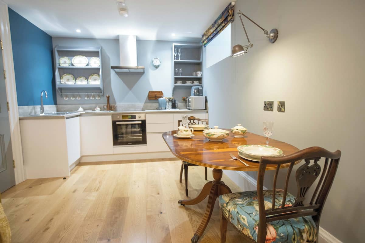 one bedroom luxury apartment - hannigans (adjacent to hotel less than 15 metres) | private kitchenette