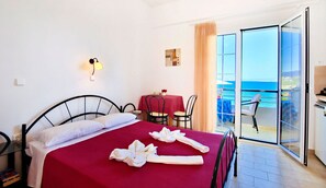 Caja de seguridad en la habitación y tabla de planchar con plancha