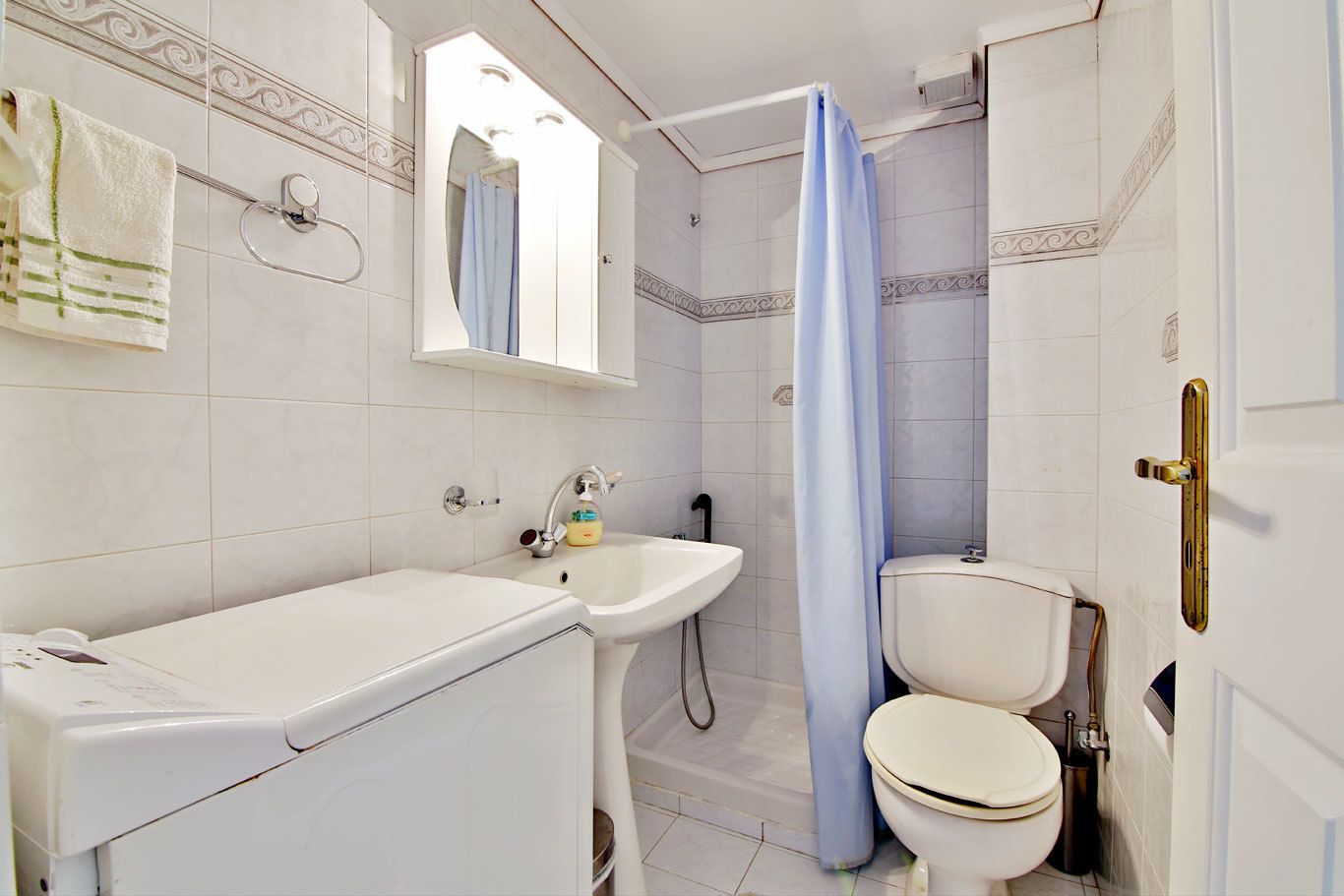 Un baño con bañera, lavabo, inodoro y cortina de ducha.