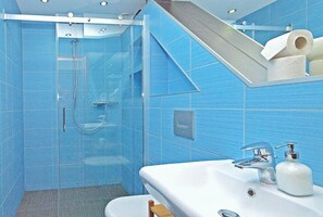 Shower, hair dryer, towels - IRS ROYAL APARTMENTS – IRS Morenowe Wzgórza (Gdansk)