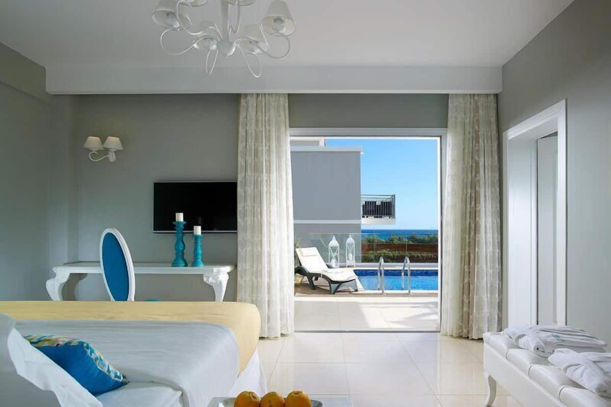 Suite Deluxe, alberca privada, vista al jardín | Minibar, caja de seguridad en la habitación y escritorio