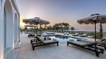 Grand Villa | 2 bedrooms, minibar, in-room safe, individually decorated