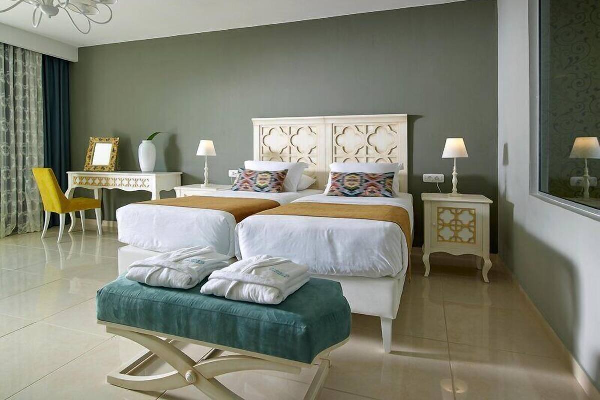 Habitación Deluxe, vista al jardín (Family, Sharing Pool) | Minibar, caja de seguridad en la habitación y escritorio