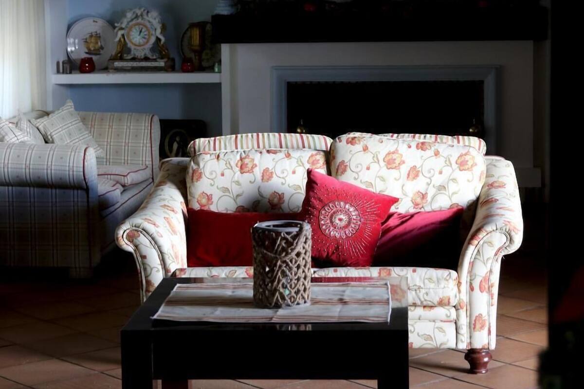 flat-screen tv, fireplace