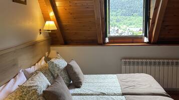 Habitación básica con 2 camas individuales | Edredón, escritorio, cortinas blackout y insonorización