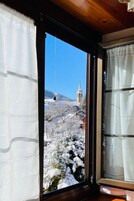 Cubrecamas, escritorio, cortinas blackout y sistema de insonorización