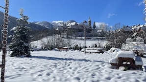 Un paysage enneigé avec un panneau indiquant « ETH CORNER DER UNHÖL » et une montagne en arrière-plan.