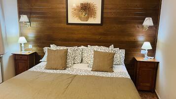 Quarto casal | Edredons de pluma, escrivaninha, cortinas blackout