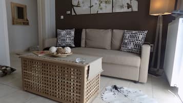 Deluxe Apartment, Ensuite (Whitebloom Flat) | 1 bedroom, individually furnished, soundproofing, iron/ironing board