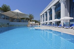 Seasonal outdoor pool, pool umbrellas, sun loungers