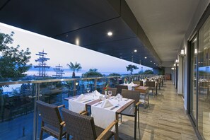 2 restaurantes, se sirve desayuno 