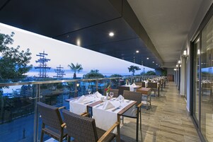 2 restaurants; breakfast, lunch, and dinner served