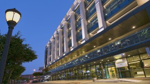 Een modern hotel met een glazen gevel, meerdere verdiepingen en een opvallend bord met de naam Starline Kaptan Hotel.