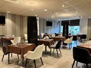 Breakfast, lunch, dinner served; French cuisine - Hôtel de la Paix (Bapaume)