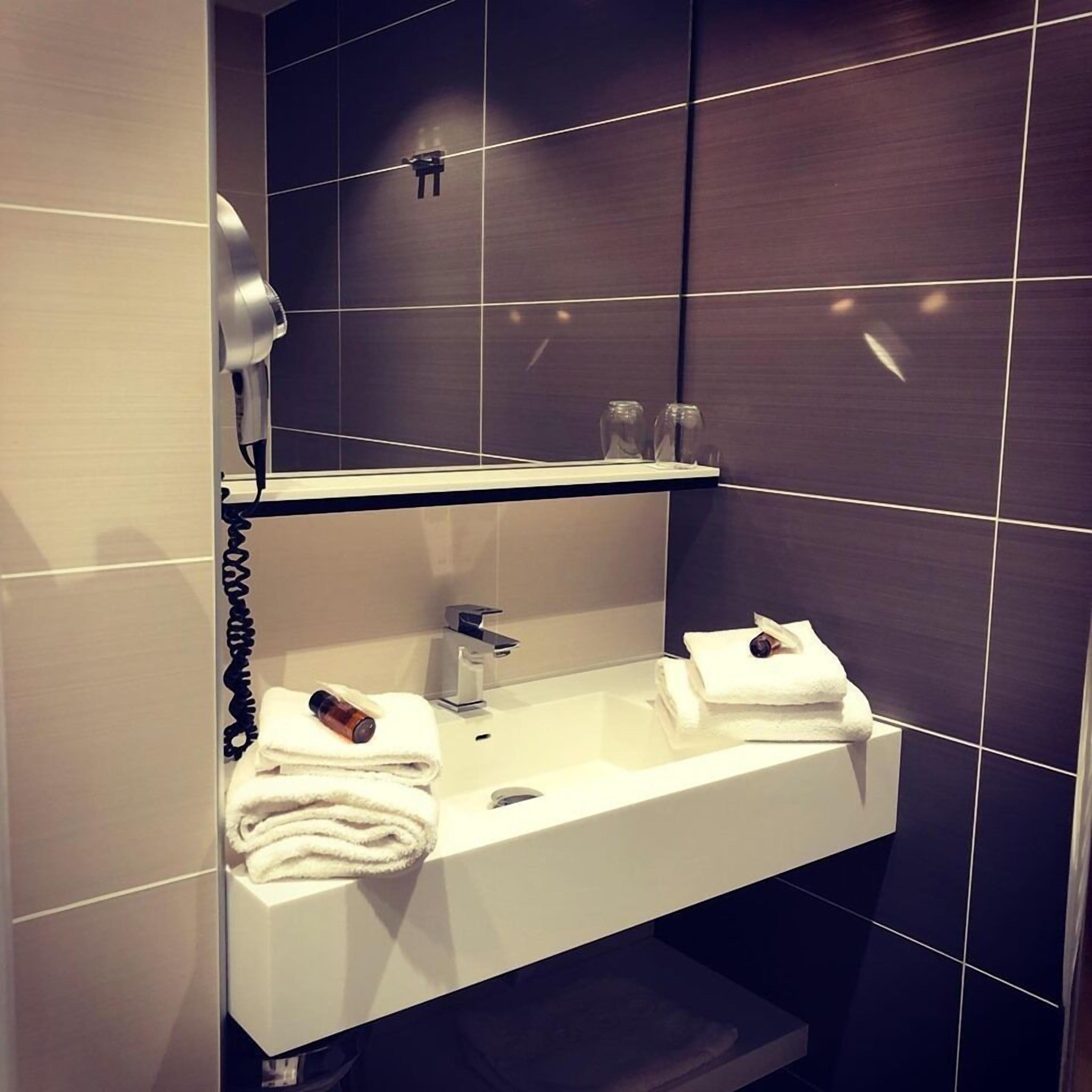 shower, free toiletries, hair dryer, towels