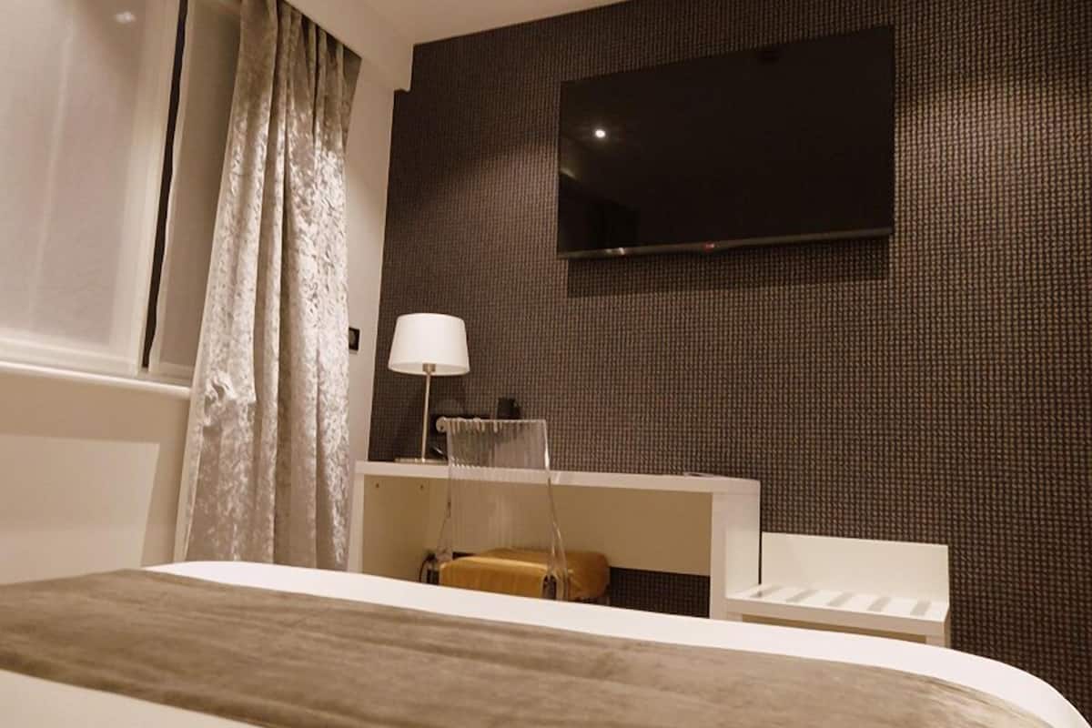 standard double room | desk, soundproofing, free cots/infant beds, free wifi