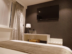 Bureau, chambres insonorisées, lits bébé (gratuits), Wi-Fi gratuit