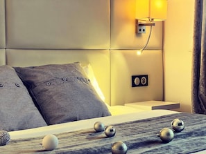Quarto casal standard | Escrivaninha, quartos à prova de som, berços grátis, Wi-Fi de cortesia