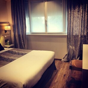 スタンダード ダブルルーム | デスク、防音設備、ベビーベッド (無料)、WiFi (無料)