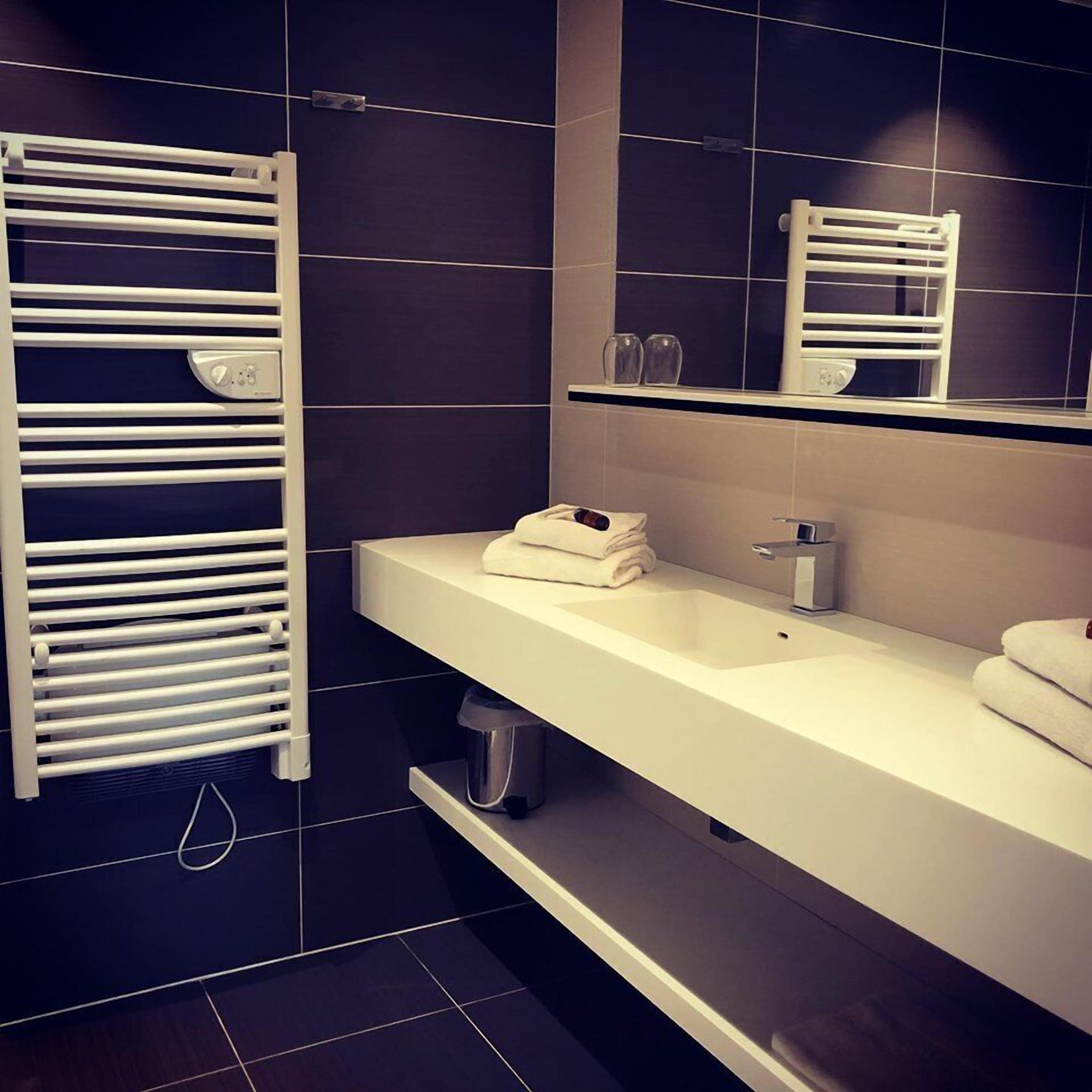 standard double room | bathroom | shower, free toiletries, hair dryer, towels
