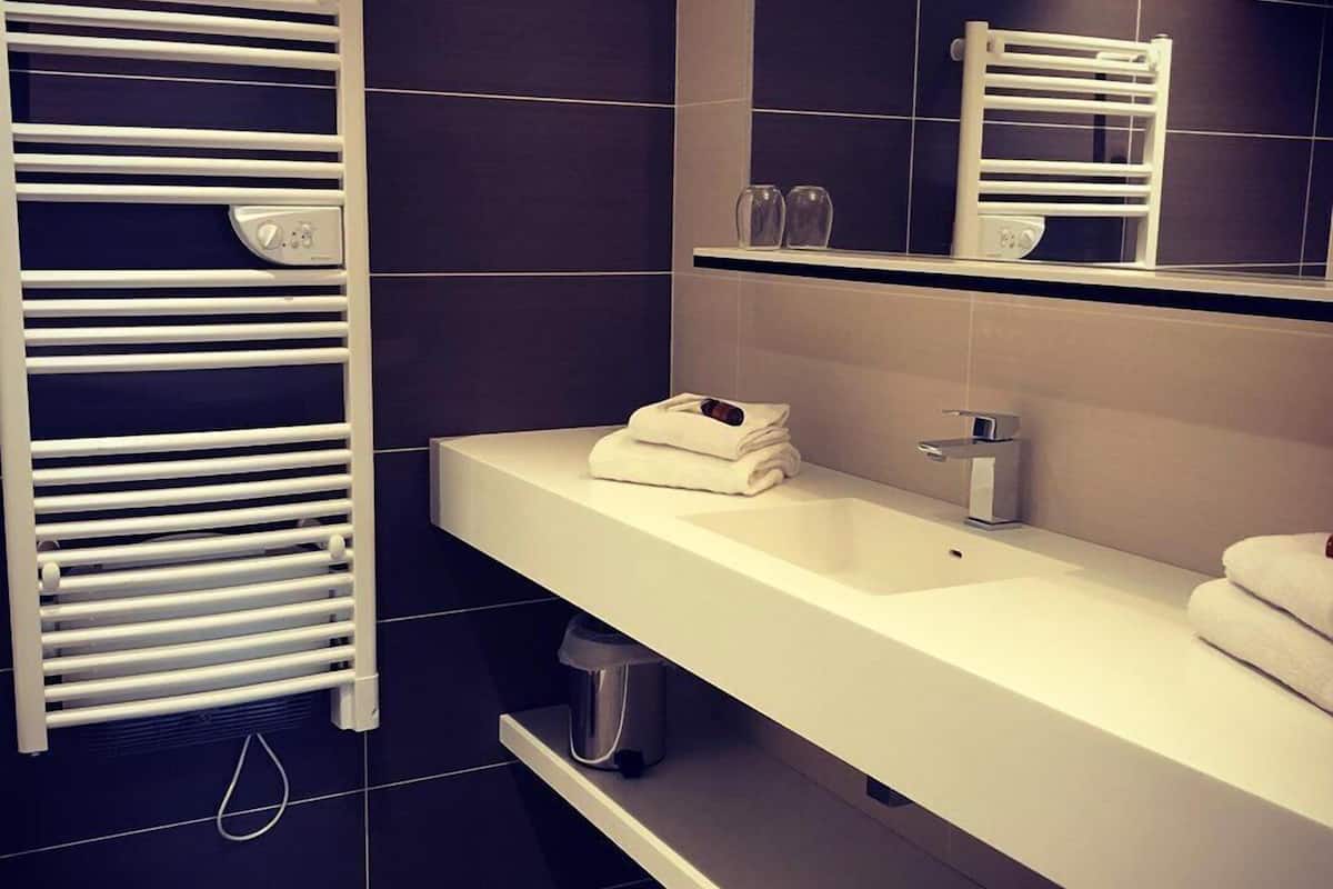 standard double room | bathroom | shower, free toiletries, hair dryer, towels