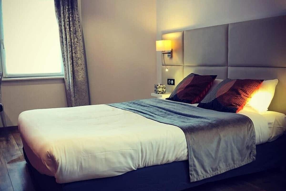 standard double room | desk, soundproofing, free cots/infant beds, free wifi