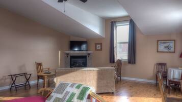 デラックス スイート クイーンベッド 1 台ソファーベッド付き 暖炉 | エジプト綿のシーツ、高級寝具、羽毛の掛け布団、ピロートップベッド