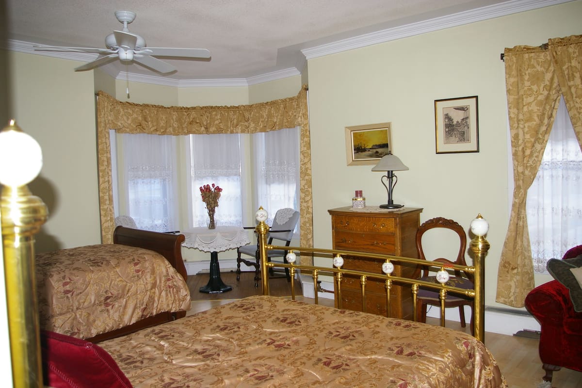 Deluxe Suite, 1 Queen Bed with Sofa bed (Twenties Room) | Egyptian cotton sheets, premium bedding, down comforters, pillowtop beds