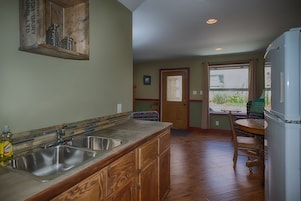 Premier Apartment, Multiple Bedrooms, Accessible, Kitchen | Private kitchen | Shared fridge