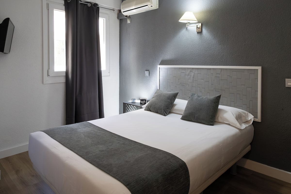 Cortinas blackout, wifi gratis y ropa de cama