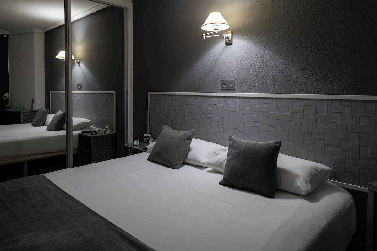 Cortinas blackout, wifi gratis y ropa de cama