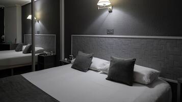 Habitación doble superior | Cortinas opacas, wifi gratis, ropa de cama