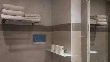 Triple Room | Bathroom | Deep soaking tub, free toiletries, hair dryer, towels